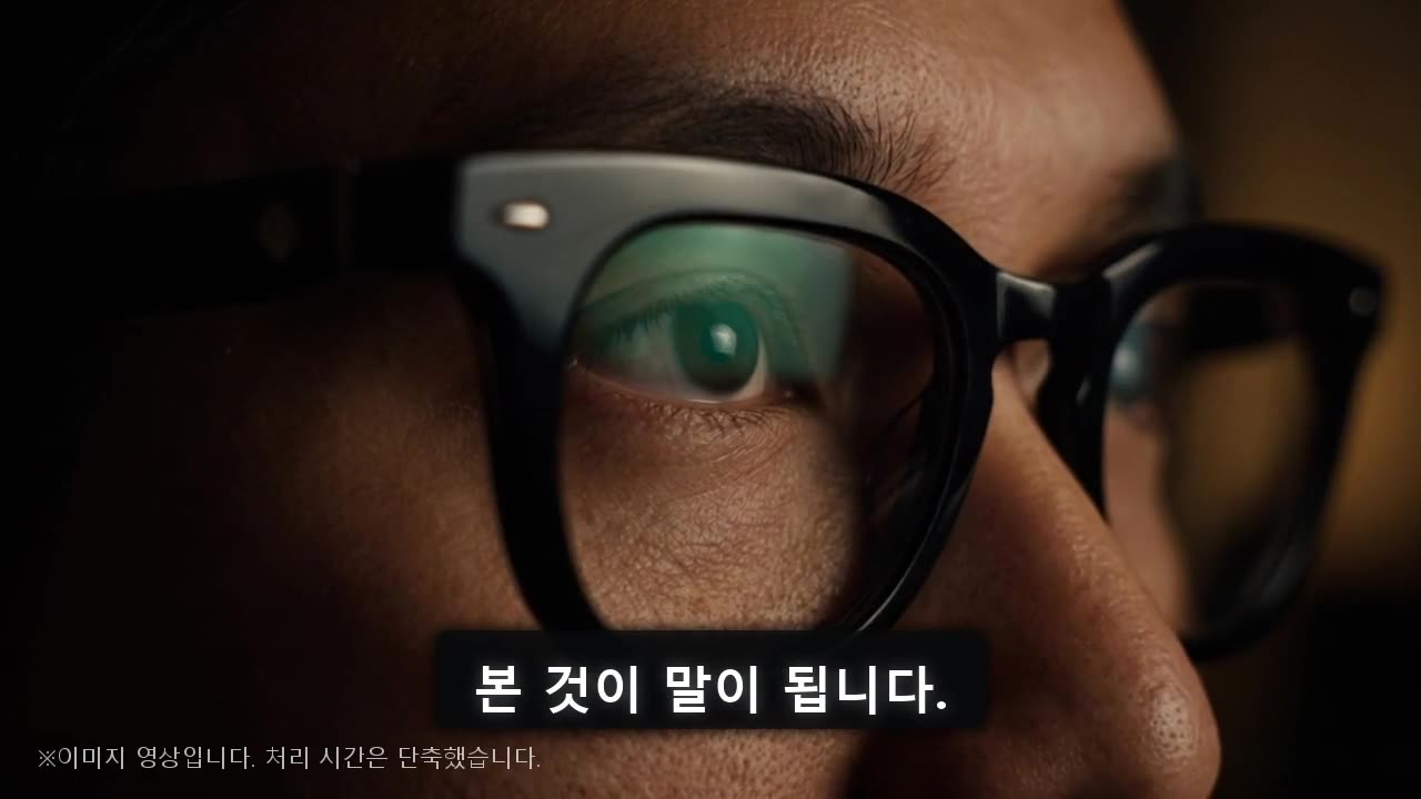 책상 위 기기가 펼친 교재 페이지를 읽는 모습의 이미지 영상